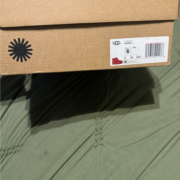 Women’s size 8 uggs good condition - Picture 5 of 5